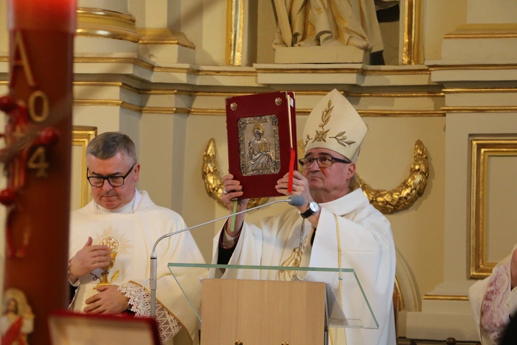 Mława. Konsekrecja ołtarza w parafii pw. św. Stanisława BM - cz. I