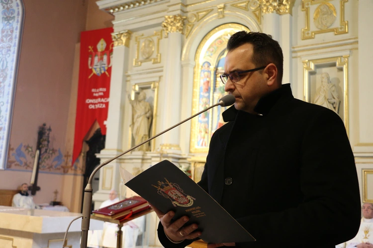 Mława. Konsekrecja ołtarza w parafii pw. św. Stanisława BM - cz. I