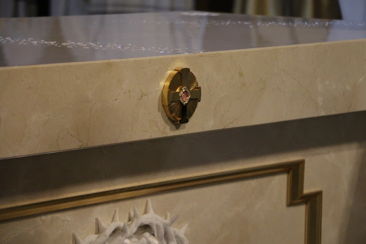 Mława. Konsekrecja ołtarza w parafii pw. św. Stanisława BM - cz. I