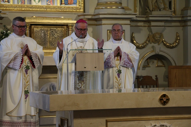 Mława. Konsekrecja ołtarza w parafii pw. św. Stanisława BM - cz. I