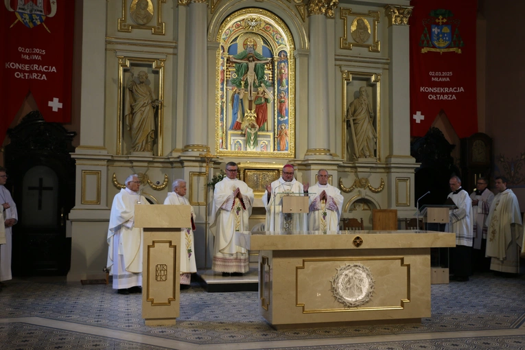 Mława. Konsekrecja ołtarza w parafii pw. św. Stanisława BM - cz. I