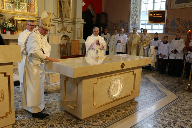 Mława. Konsekrecja ołtarza w parafii pw. św. Stanisława BM - cz. I