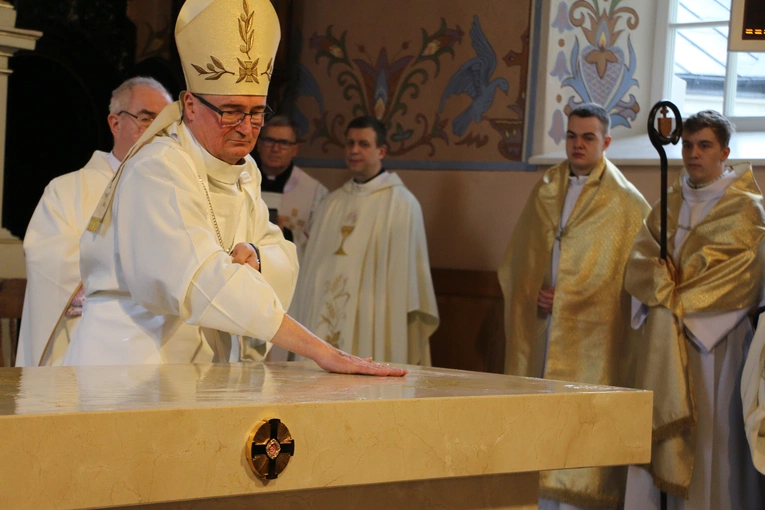 Mława. Konsekrecja ołtarza w parafii pw. św. Stanisława BM - cz. I