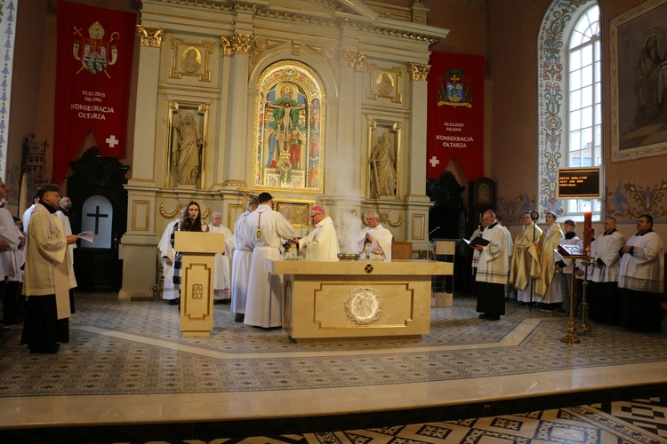 Mława. Konsekrecja ołtarza w parafii pw. św. Stanisława BM - cz. I