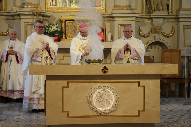 Mława. Konsekrecja ołtarza w parafii pw. św. Stanisława BM - cz. I
