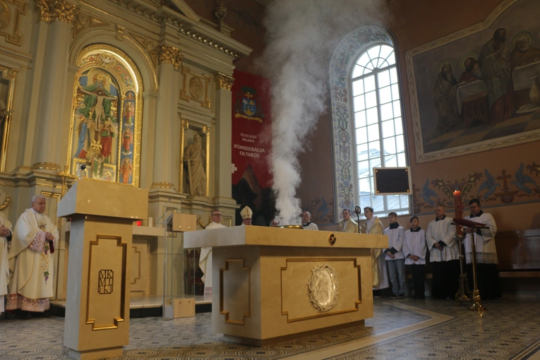 Mława. Konsekrecja ołtarza w parafii pw. św. Stanisława BM - cz. I