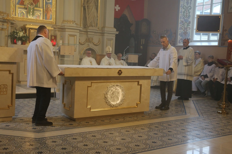 Mława. Konsekrecja ołtarza w parafii pw. św. Stanisława BM - cz. II