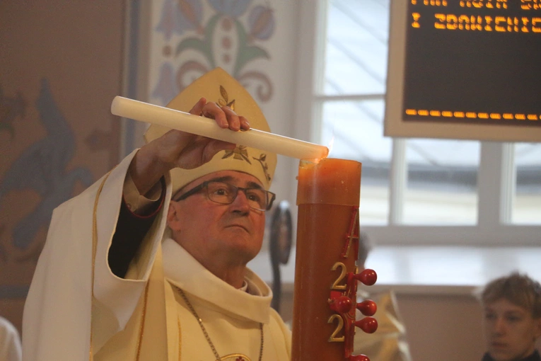 Mława. Konsekrecja ołtarza w parafii pw. św. Stanisława BM - cz. II