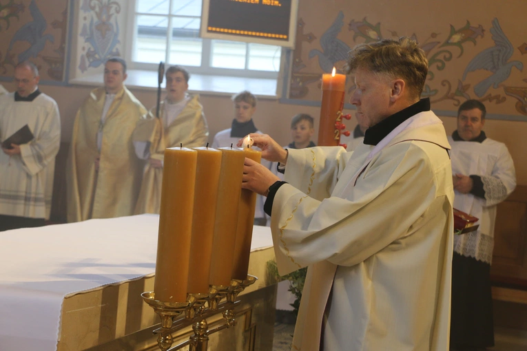 Mława. Konsekrecja ołtarza w parafii pw. św. Stanisława BM - cz. II