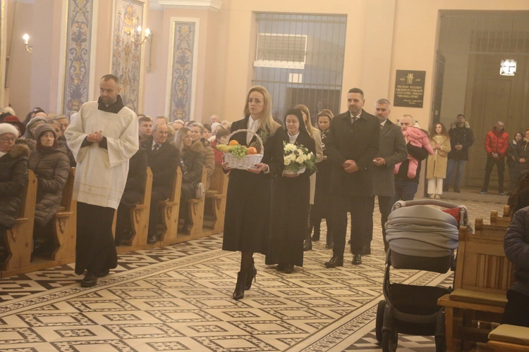 Mława. Konsekrecja ołtarza w parafii pw. św. Stanisława BM - cz. II