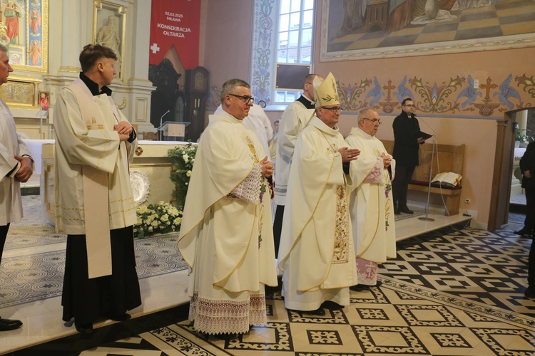 Mława. Konsekrecja ołtarza w parafii pw. św. Stanisława BM - cz. II
