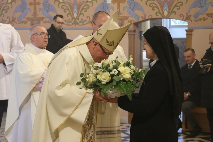 Mława. Konsekrecja ołtarza w parafii pw. św. Stanisława BM - cz. II