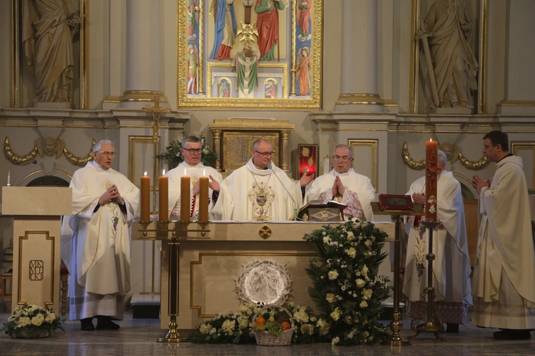 Mława. Konsekrecja ołtarza w parafii pw. św. Stanisława BM - cz. II