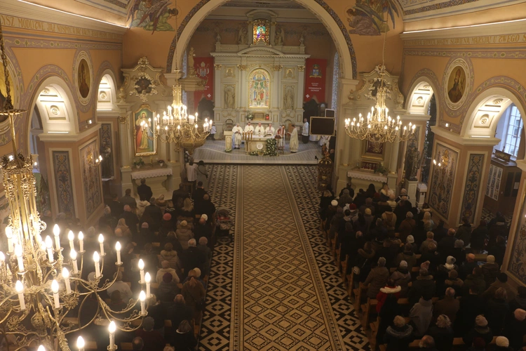 Mława. Konsekrecja ołtarza w parafii pw. św. Stanisława BM - cz. II