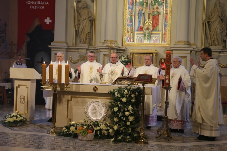 Mława. Konsekrecja ołtarza w parafii pw. św. Stanisława BM - cz. II