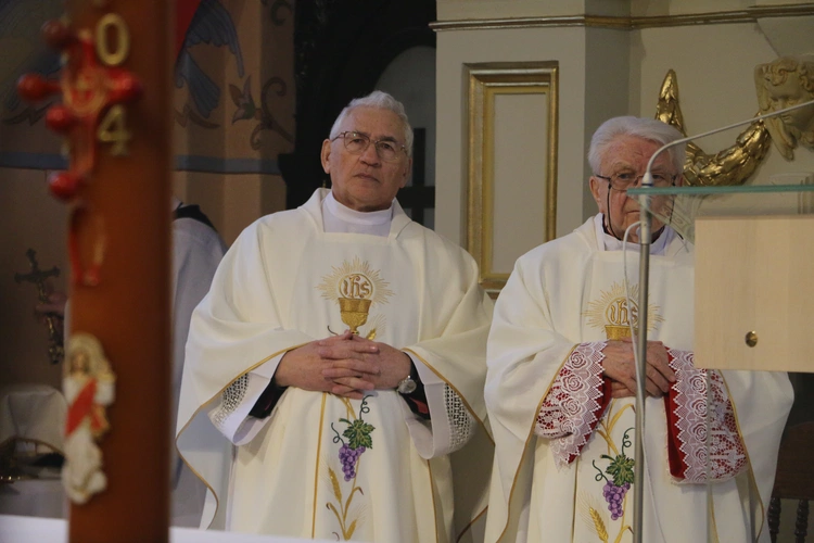 Mława. Konsekrecja ołtarza w parafii pw. św. Stanisława BM - cz. II