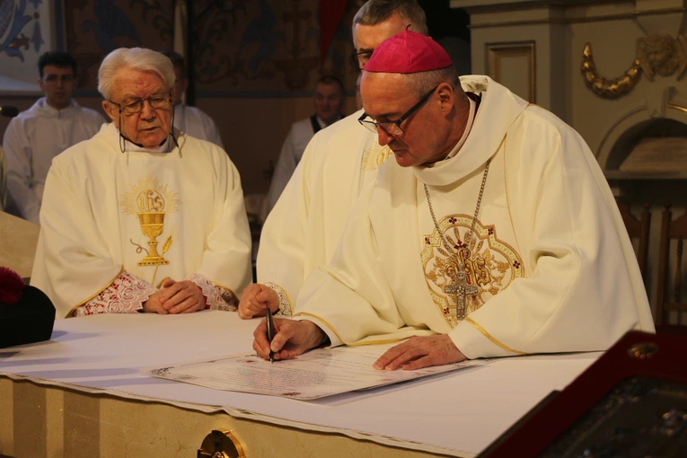 Mława. Konsekrecja ołtarza w parafii pw. św. Stanisława BM - cz. II