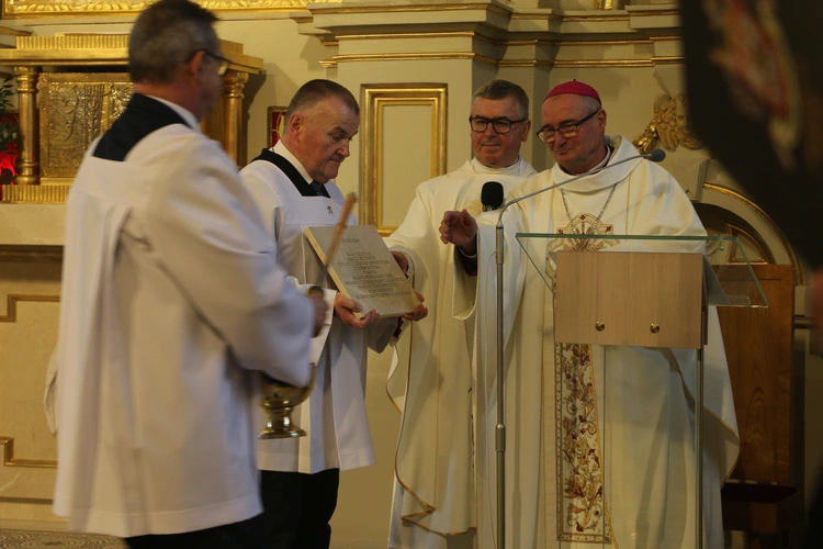 Mława. Konsekrecja ołtarza w parafii pw. św. Stanisława BM - cz. II