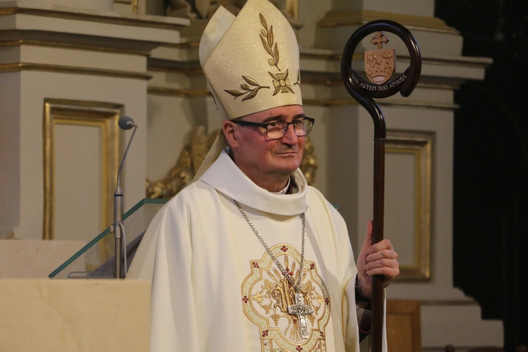 Mława. Konsekrecja ołtarza w parafii pw. św. Stanisława BM - cz. II