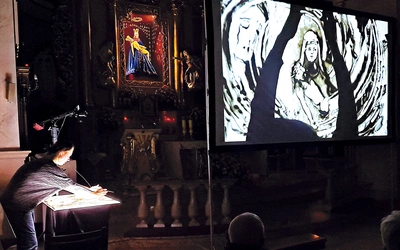 	Katarzyna Perkowska rysowała piaskiem u stóp Piety Hałcnowskiej.