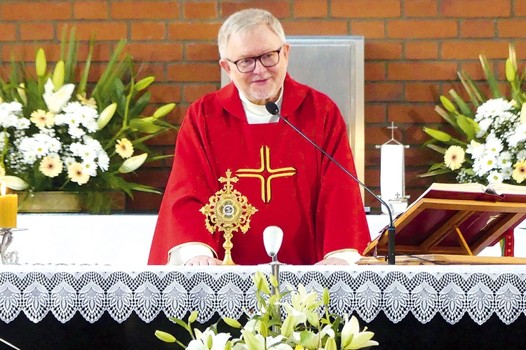 	Ojciec Kazimierz Malinowski, dyrektor harmęskiego centrum, będzie gospodarzem marcowej sesji.
