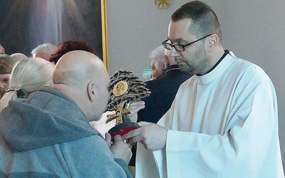 Każdy mógł uczcić relikwie, a także wziąć ze sobą kroplę oleju świętego mnicha. 