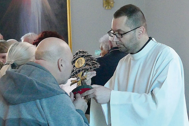 Każdy mógł uczcić relikwie, a także wziąć ze sobą kroplę oleju świętego mnicha. 