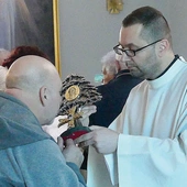 Każdy mógł uczcić relikwie, a także wziąć ze sobą kroplę oleju świętego mnicha. 
