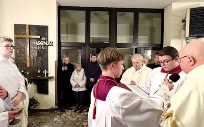 	Ks. Józef Oleszko (po prawej) poświęcił na nowo krzyż i płaskorzeźbę. W głębi ks. Teodor Suchoń.