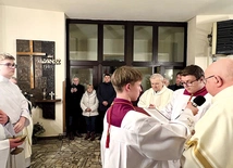 	Ks. Józef Oleszko (po prawej) poświęcił na nowo krzyż i płaskorzeźbę. W głębi ks. Teodor Suchoń.