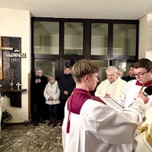 	Ks. Józef Oleszko (po prawej) poświęcił na nowo krzyż i płaskorzeźbę. W głębi ks. Teodor Suchoń.