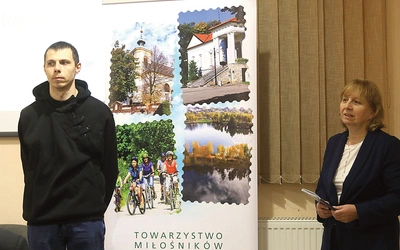 	Historyk Kamil Puczka i Teresa Lewczak podczas spotkania w regionalnym muzeum.