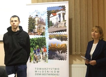 	Historyk Kamil Puczka i Teresa Lewczak podczas spotkania w regionalnym muzeum.