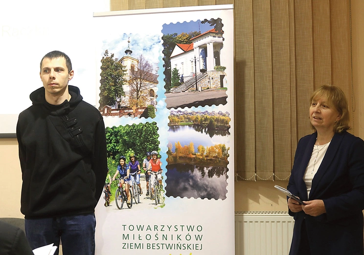 	Historyk Kamil Puczka i Teresa Lewczak podczas spotkania w regionalnym muzeum.