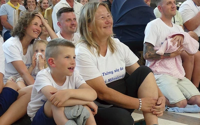 	Inicjatorka łagiewnickiego pielgrzymowania I. Papla w bazylice Miłosierdzia Bożego z przedstawicielami swojej rodziny.