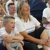 	Inicjatorka łagiewnickiego pielgrzymowania I. Papla w bazylice Miłosierdzia Bożego z przedstawicielami swojej rodziny.