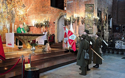 	W liturgii wzięły udział poczty sztandarowe.