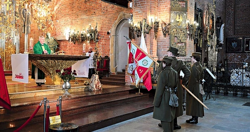 	W liturgii wzięły udział poczty sztandarowe.