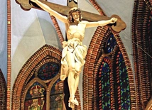 	Krzyż nad prezbiterium gliwickiej katedry. 