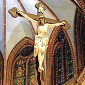 	Krzyż nad prezbiterium gliwickiej katedry. 