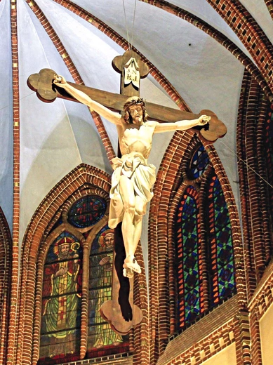 	Krzyż nad prezbiterium gliwickiej katedry. 