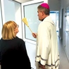 	Biskup koszalińsko-kołobrzeski błogosławi nowe pomieszczenia.