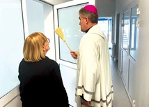 	Biskup koszalińsko-kołobrzeski błogosławi nowe pomieszczenia.