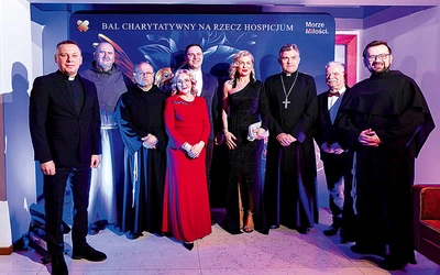 	Duchowni obecni podczas wydarzenia wraz z członkami Fundacji Charytatywnej „Morze Miłości”.