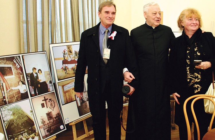 	– Także dziś udział w takim strajku byłby dla nas sprawą oczywistą – mówią zgodnie Krzysztof Jaśko (z lewej) i ks. Ryszard Umański. Po prawej stoi żona pana Krzysztofa.