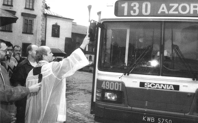 	Kraków, 26.08.1994 r. Redemptorysta o. Michał Reinke święci na pl. Wolnica pierwszy autobus Scania 13 CLL, jaki dotarł ze Słupska do krakowskiego MPK.