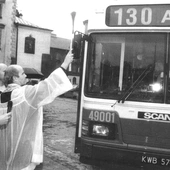 	Kraków, 26.08.1994 r. Redemptorysta o. Michał Reinke święci na pl. Wolnica pierwszy autobus Scania 13 CLL, jaki dotarł ze Słupska do krakowskiego MPK.