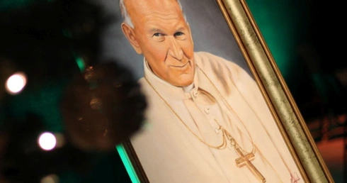 	Filmowe dzieło ma przypomnieć, kim był człowiek, którego odejście potrafiło zatrzymać uwagę świata.