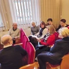 Jedni słuchają drugich – to dobry sposób na pracę we wspólnotach w parafii.