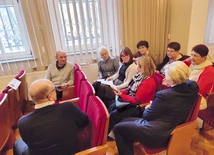 Jedni słuchają drugich – to dobry sposób na pracę we wspólnotach w parafii.